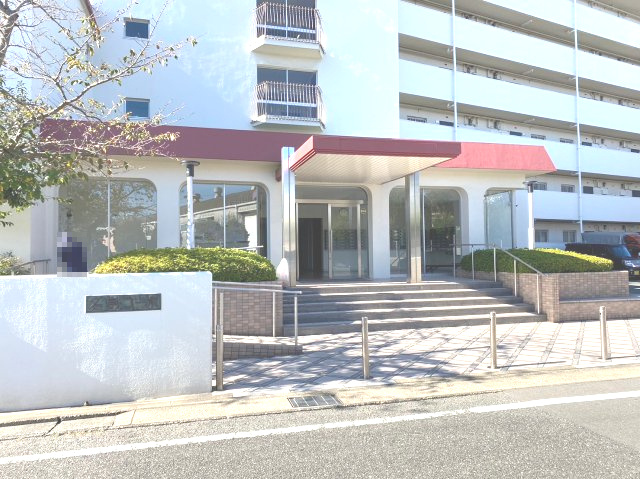 名島コーポのエントランス|エントランスなどの共用部はしっかりと管理されており、綺麗な状態です。