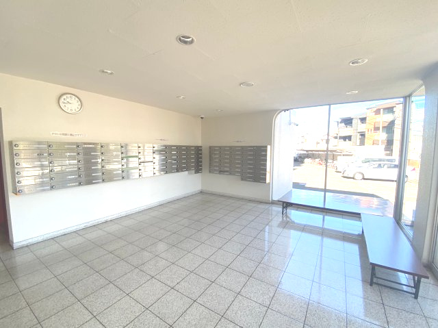 名島コーポのエントランス|エントランスなどの共用部はしっかりと管理されており、綺麗な状態です。