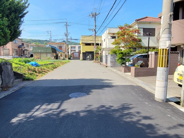 ライフフィールド紀伊Ⅵの前面道路含む現地写真