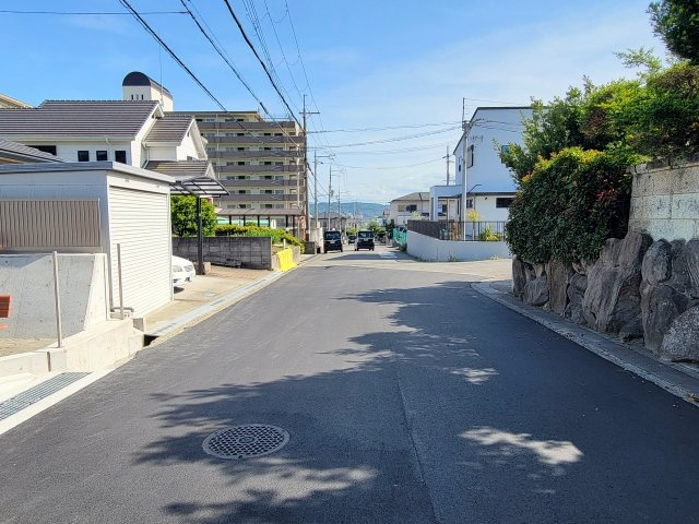 ライフフィールド紀伊Ⅵの前面道路含む現地写真