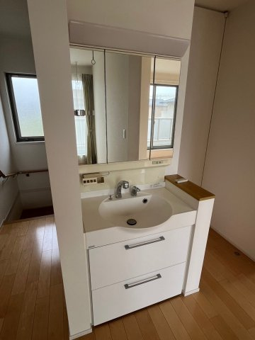牛沢町中古戸建の独立洗面台