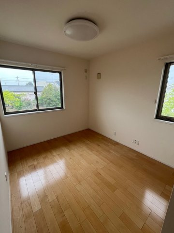 牛沢町中古戸建の洋室