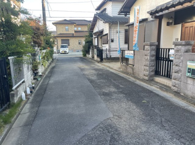 【前面道路含む現地写真】 | 熊谷市新島  中古住宅 | 現地前面道路（２０２３年１０月２７日）撮影