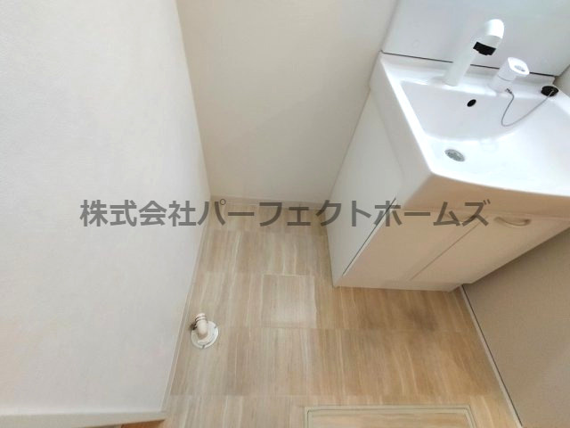 クラウディア香里ケ丘の洗面所|明るい洗面所です