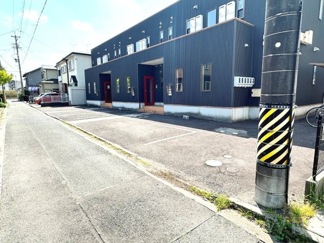 ミューズイン花中 Aの駐車場