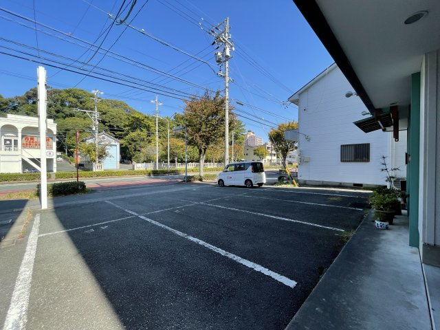 AKビルの駐車場