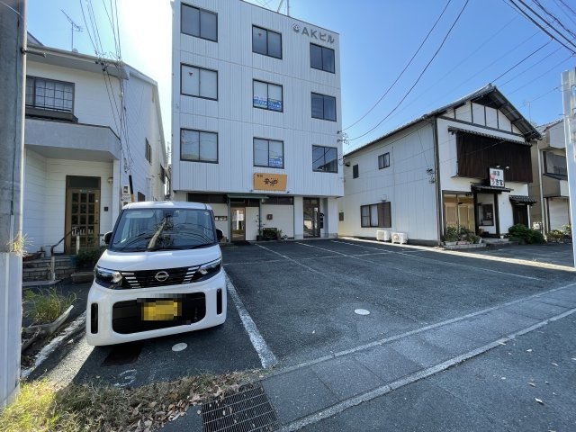 AKビルの駐車場