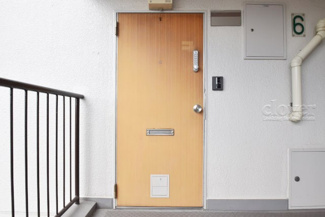 【その他共用部分】 | 皆様をお迎えする、お部屋の玄関ドア。開けやすさや開放角度、ドアノブの操作しやすさや鍵の形状などを、現地で一度ご確認ください。～即日のご見学可能～　お問合せはお気軽にどうぞ。