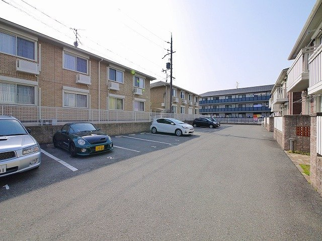 クオリア梅美台A棟の駐車場|駐車スペースもあります