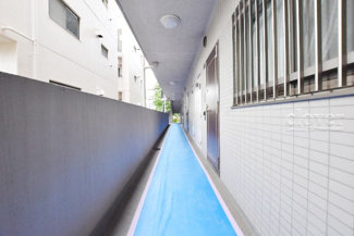 【その他共用部分】 | 当該フロアの共用廊下です。ここもきれいに清掃されています。周囲のお部屋の様子も、ぜひ伺ってみてください。～即日のご見学可能～　お問合せはお気軽にどうぞ。
