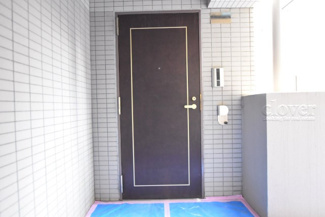 【その他共用部分】 | 皆様をお迎えする、お部屋の玄関ドア。開けやすさや開放角度、ドアノブの操作しやすさや鍵の形状などを、現地で一度ご確認ください。～即日のご見学可能～　お問合せはお気軽にどうぞ。