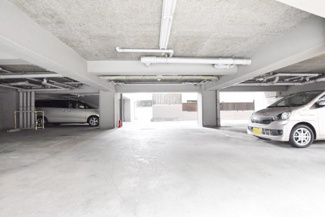 【駐車場】 | 屋根付きの駐車場スペース。空きの有無や駐車料金、サイズ規定などについては、改めてお問い合わせください。～即日のご見学可能～　お問合せはお気軽にどうぞ。