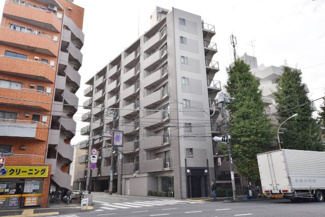 【外観】 | 手入れの行き届いた外壁やエントランスなど、「見ればわかる」レベルで清潔感を保ったマンションです。築年数を感じさせない姿で皆様をお出迎えします。～即日のご見学可能～　お問合せはお気軽にどうぞ。