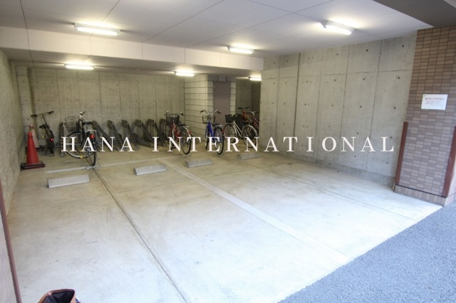 ローズガーデンカスタリアの駐車場|駐車場付きです。(^^)/月額１６，２００円（税込）　