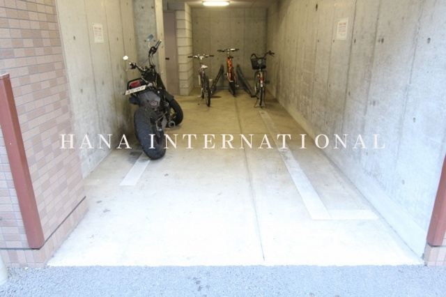 ローズガーデンカスタリアの駐車場|バイク置場です。(^^)/　月額３，２４０円（税込）　