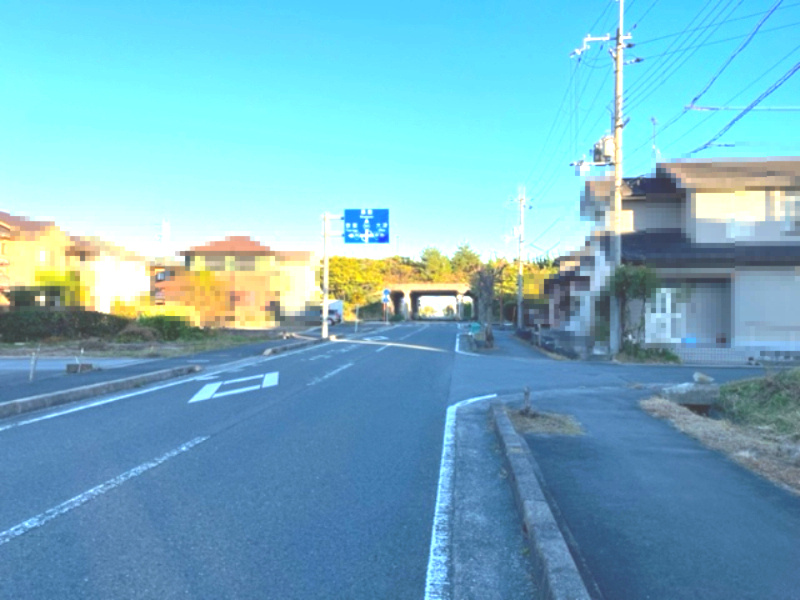 高島市新旭町旭59坪土地の前面道路含む現地写真