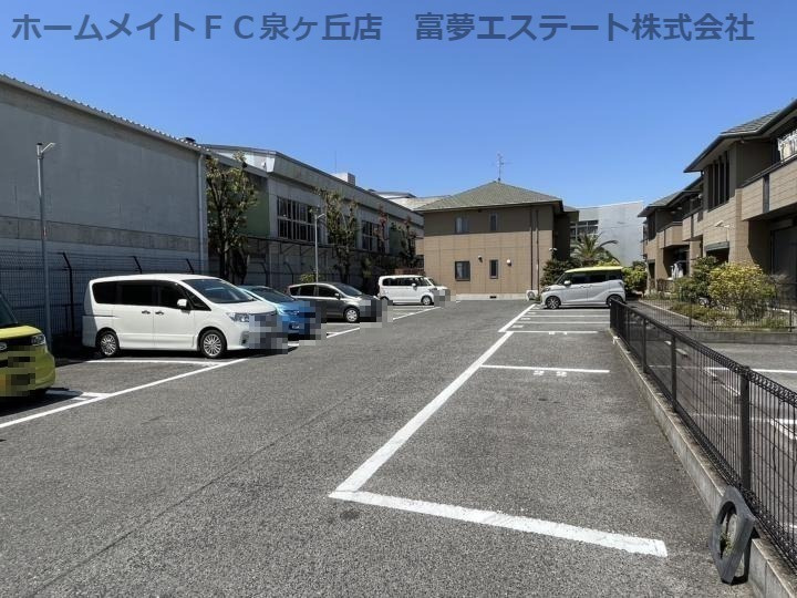 リビエール綾園壱番館の駐車場