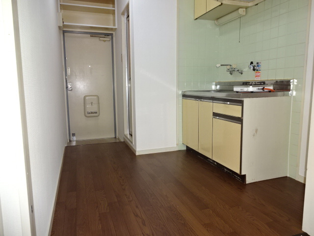 白国弘友ハイツの居間・リビング