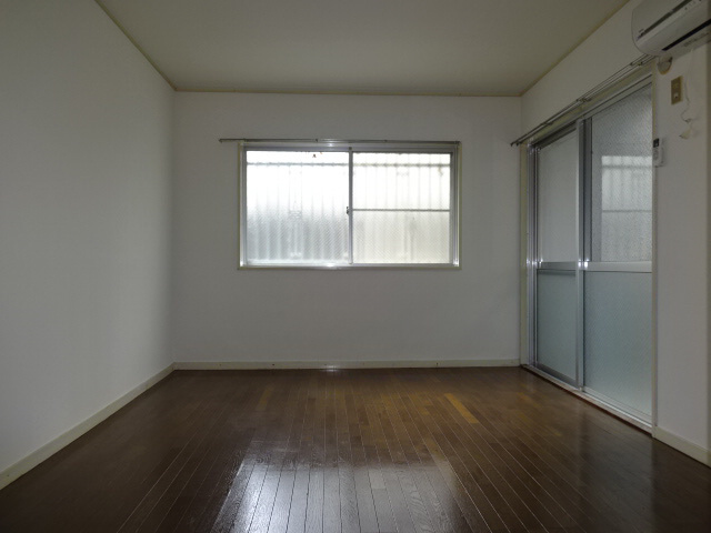 白国弘友ハイツの居間・リビング