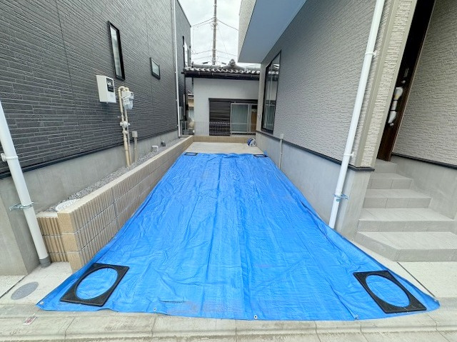 三郷市谷口　新築戸建　全1棟の駐車場|カースペース1台分+自転車を置けるくらいの空間があります。