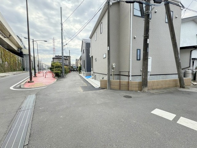 三郷市谷口　新築戸建　全1棟の前面道路含む現地写真|前面道路含む現地写真になります。