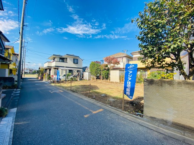 川越市寿町1期　売地の前面道路含む現地写真|前面道路含む外観　接道幅が広い為お車の出し入れもラクラクです♪