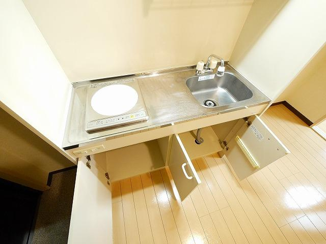 谷垣マンションのキッチン|コンパクトなキッチンで掃除もラクラク