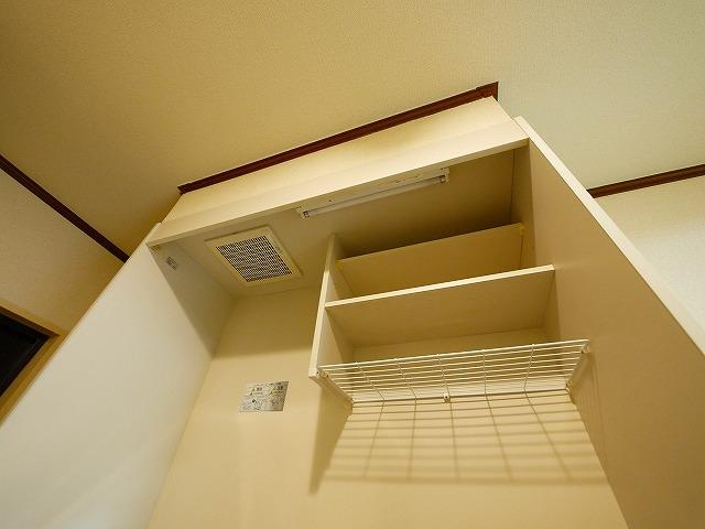 谷垣マンションのキッチン|コンパクトなキッチンで掃除もラクラク