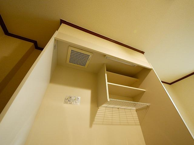 谷垣マンションのキッチン|棚もあります