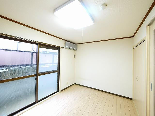 谷垣マンションの洋室|明るい洋室です