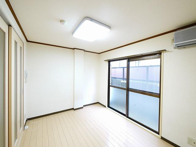 谷垣マンションの居間・リビング|使い勝手のいい居間です