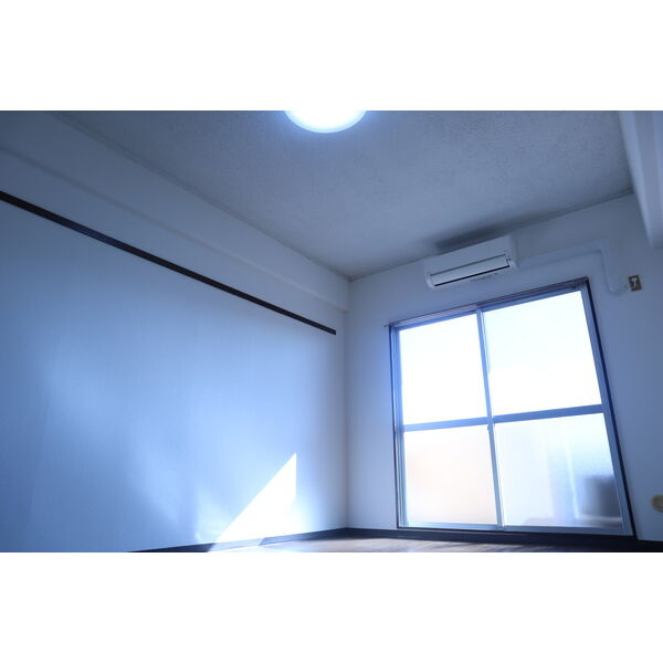 ハイツ杏里の洋室