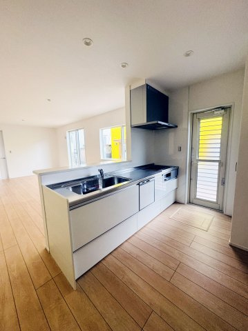 呉市焼山東3丁目　新築一戸建てのキッチン|カウンターキッチンを備え、豊富な収納力も魅力的なプラン