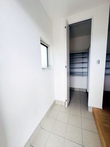 呉市焼山東3丁目　新築一戸建ての玄関|明るい玄関です