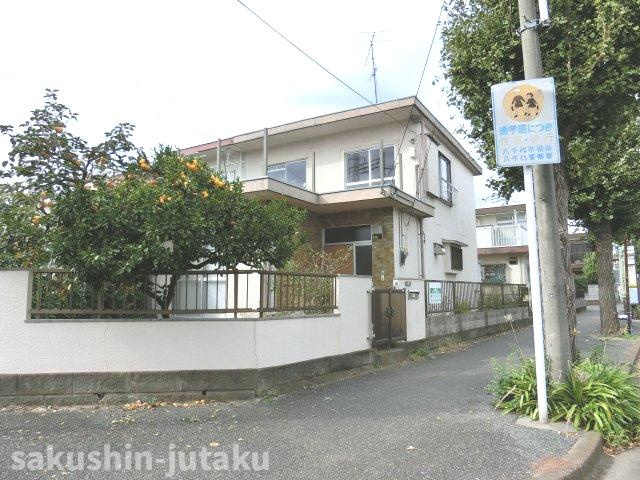 勝田台２丁目　売地の前面道路含む現地写真|勝田台２丁目　売地　更地渡し　建築条件なし　約30.8坪　東南角地（12ｍ公道×5ｍ公道）