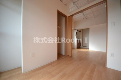 【洋室】 | SERENiTE-04 | ゆったり過ごせるリビングです