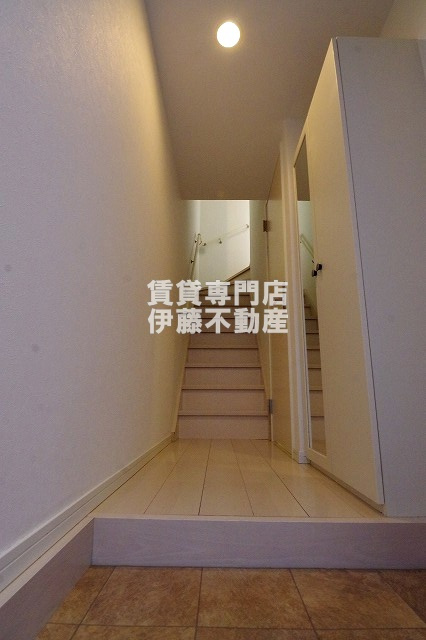 メゾン生駒町の玄関