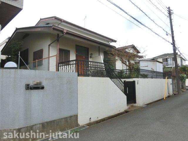 勝田台５丁目　売地の外観|勝田台５丁目　売地　古家あり　建築条件なし　約64.3坪　整形地　北東側4ｍ公道面　道路から1.6高い地盤