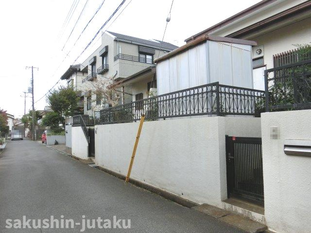 勝田台５丁目　売地の前面道路含む現地写真|勝田台５丁目　売地　古家あり　建築条件なし　約64.3坪　整形地　北東側4ｍ公道面　道路から1.6高い地盤