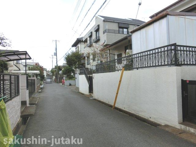 勝田台５丁目　売地の前面道路含む現地写真|勝田台５丁目　売地　古家あり　建築条件なし　約64.3坪　整形地　北東側4ｍ公道面　道路から1.6高い地盤