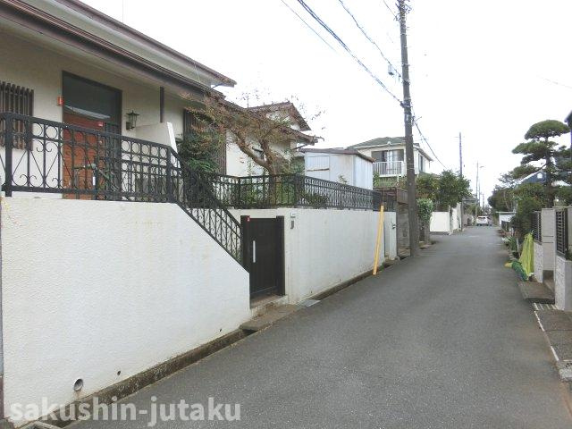 勝田台５丁目　売地の外観|勝田台５丁目　売地　古家あり　建築条件なし　約64.3坪　整形地　北東側4ｍ公道面　道路から1.6高い地盤