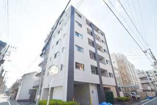 【外観】 | 青空によく映える建物です。手入れの行き届いた外壁やマンション正面エントランスなど、綺麗な姿をぜひ一度、現地にてご覧ください。～即日のご見学可能～　お問合せはお気軽にどうぞ。