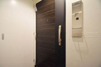 【その他共用部分】 | ダブルロック式の玄関ドアが皆様をお出迎え。お部屋のセキュリティの観点からも、うれしい設備ですね。玄関の色もシックで良い感じです。～即日のご見学可能～　お問合せはお気軽にどうぞ。