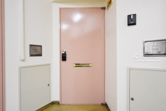 【その他共用部分】 | 皆様をお迎えする、お部屋の玄関ドア。開けやすさや開放角度、ドアノブの操作しやすさや鍵の形状などを、現地で一度ご確認ください。～即日のご見学可能～　お問合せはお気軽にどうぞ。