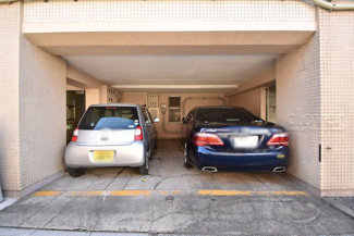 【駐車場】 | マンションの駐車場スペース。空きの有無や駐車料金、サイズ規定などについては、改めてお問い合わせください。～即日のご見学可能～　お問合せはお気軽にどうぞ。
