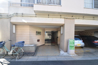 【エントランス】 | お客様を、そして住人を出迎えてくれるマンションのエントランス。ゴミが落ちていないことからも、管理状態の良さや住民の節度の高さが見て取れます。～即日のご見学可能～　お問合せはお気軽にどうぞ。
