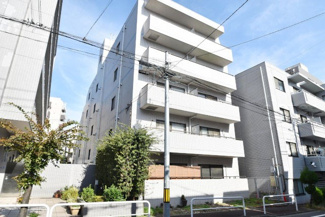 【外観】 | 青空によく映える建物です。手入れの行き届いた外壁やマンション正面エントランスなど、綺麗な姿をぜひ一度、現地にてご覧ください。～即日のご見学可能～　お問合せはお気軽にどうぞ。