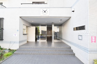 【エントランス】 | マンションの正面エントランス。出入りする人間を癒してくれるマンション入り口であり、その建物の「顔」でもあります。～即日のご見学可能～　お問合せはお気軽にどうぞ。