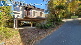 【外観】 | 建物下は強固な鉄骨造り。カースペースとしても、物置としても利用可能です。