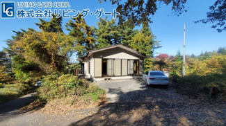 【外観】 | カースペースは敷地内に8台駐車可能。外壁は一部お手入れが必要ですが全体的には綺麗なご住宅です。